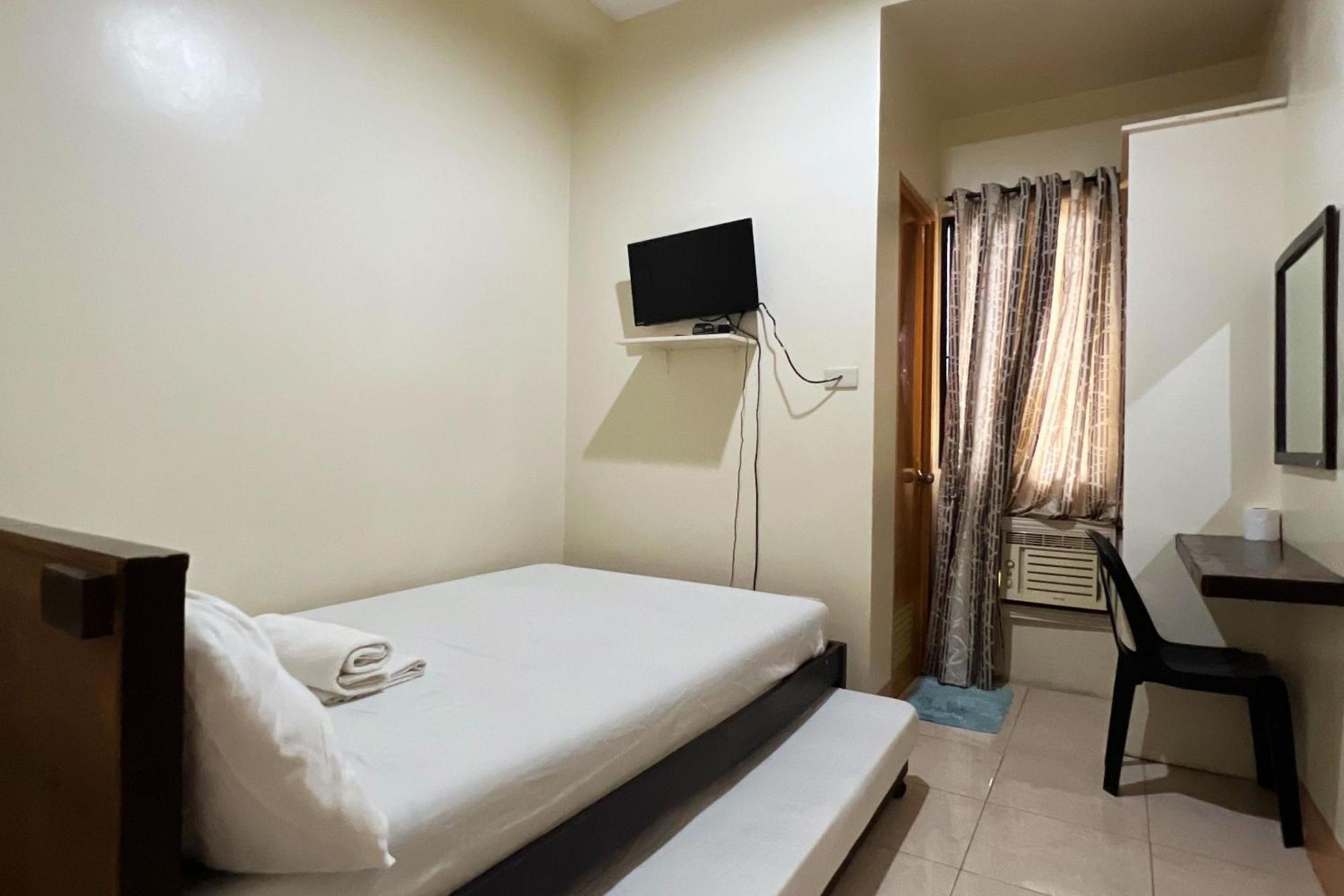 Sta Rosa Inn Iloilo Powered By Cocotel Chambre photo