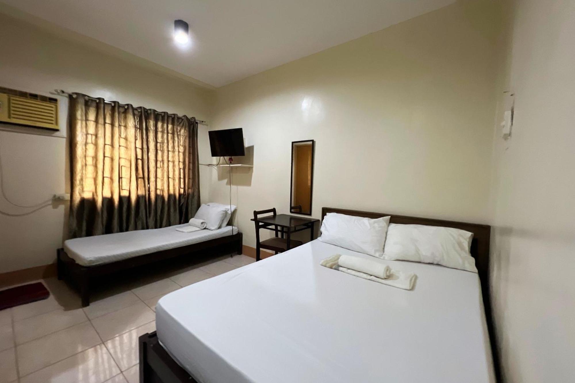 Sta Rosa Inn Iloilo Powered By Cocotel Chambre photo